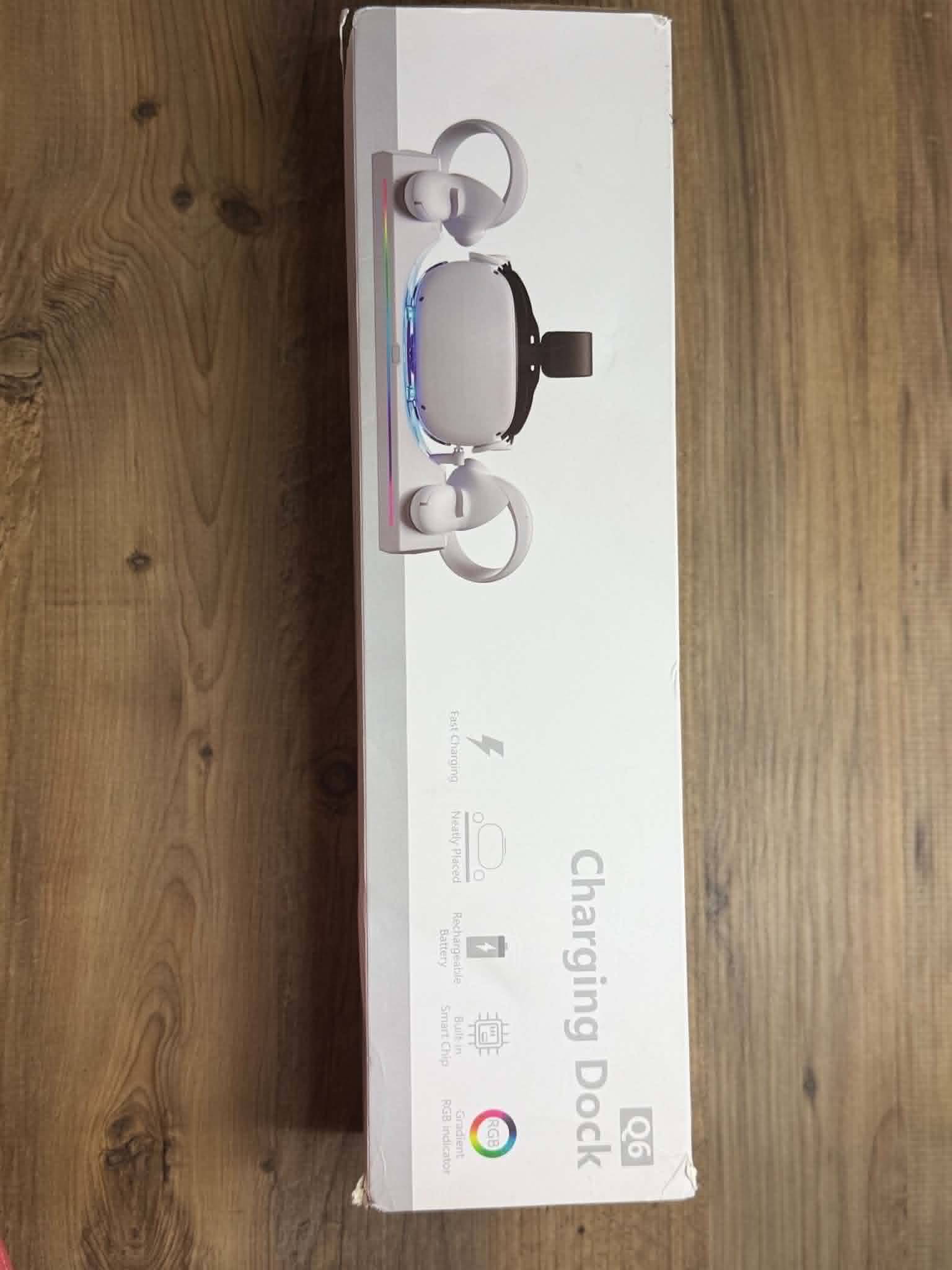 Oculus Quest 2-ის მრავალფუნქციური დასატენი სადგამი (Charging Dock Q6) – RGB განათებით